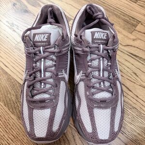 Nike Zoom Vomero 5 Women’s Running Shoes
Size 9.5 Tattoo Particle Rose New